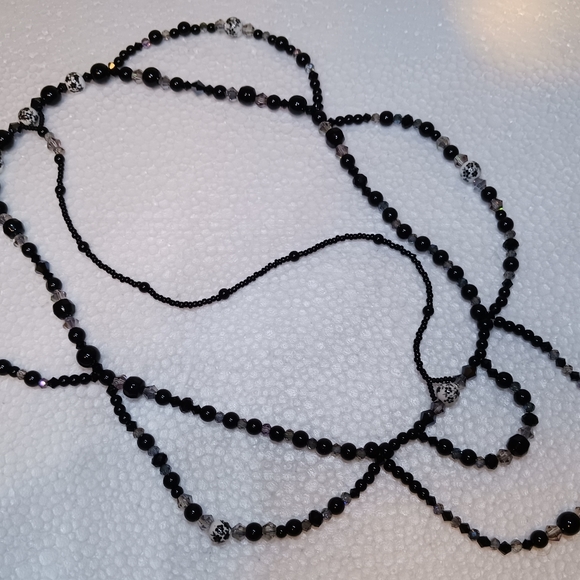 Beaded Headpiece Black beads and white bead with black floral. - Picture 5 of 6